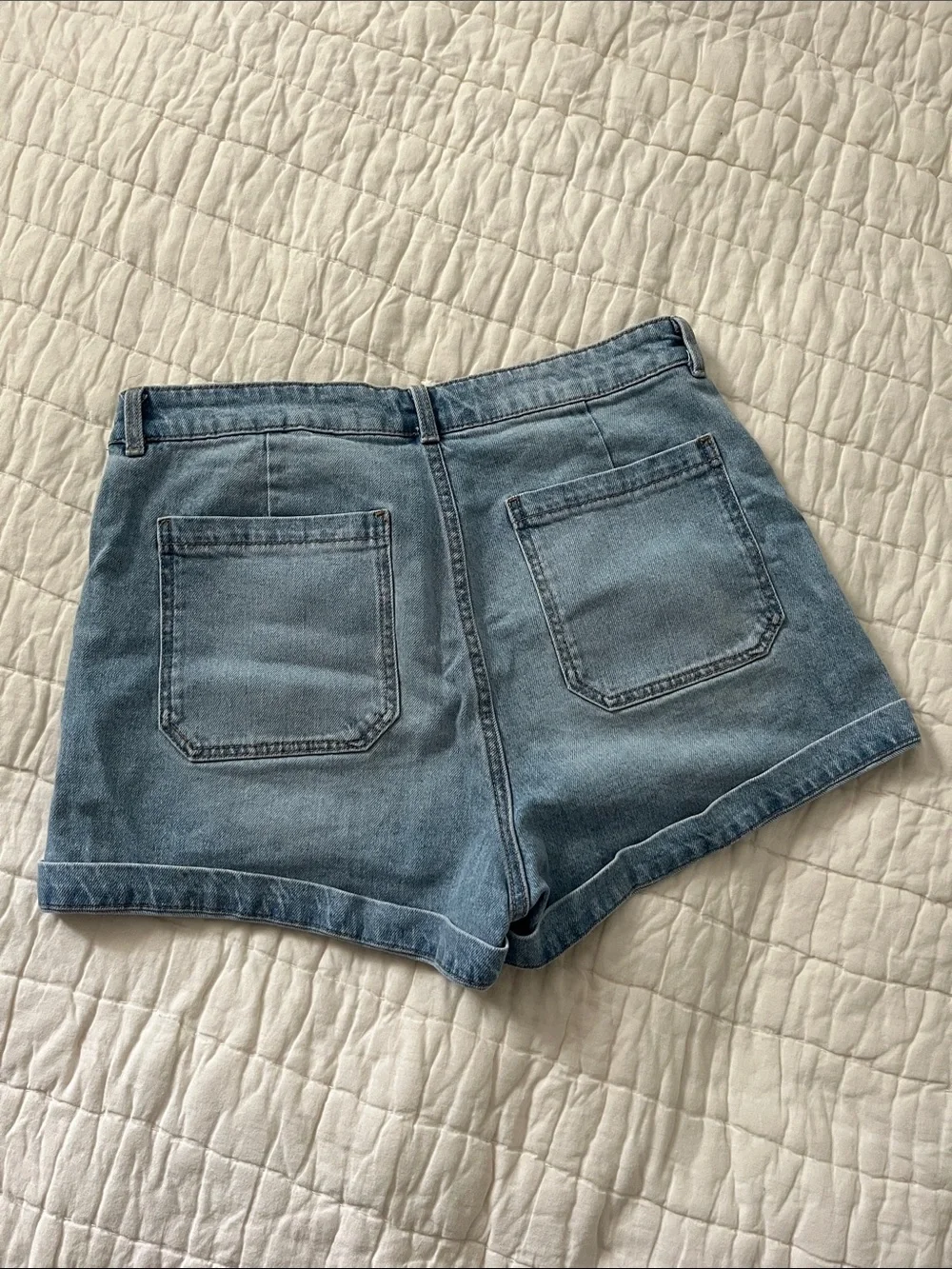 H&M 90s A-Line Patch Pocket High-Rise Shorts